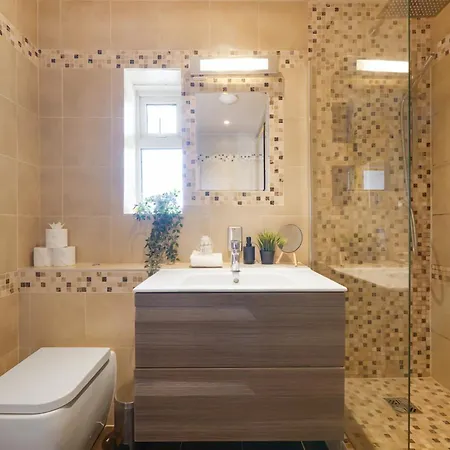 Lovely 2 Bedroom Flat In London-Balcony - Sleeps 6 Exterior photo