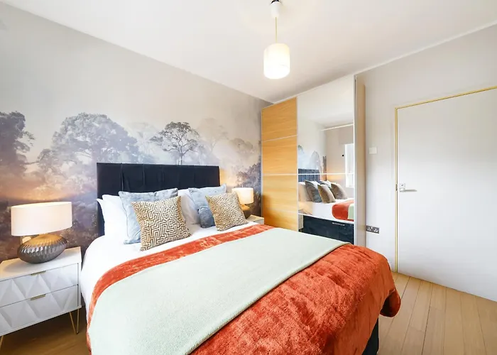Lovely 2 Bedroom Flat In London-Balcony - Sleeps 6