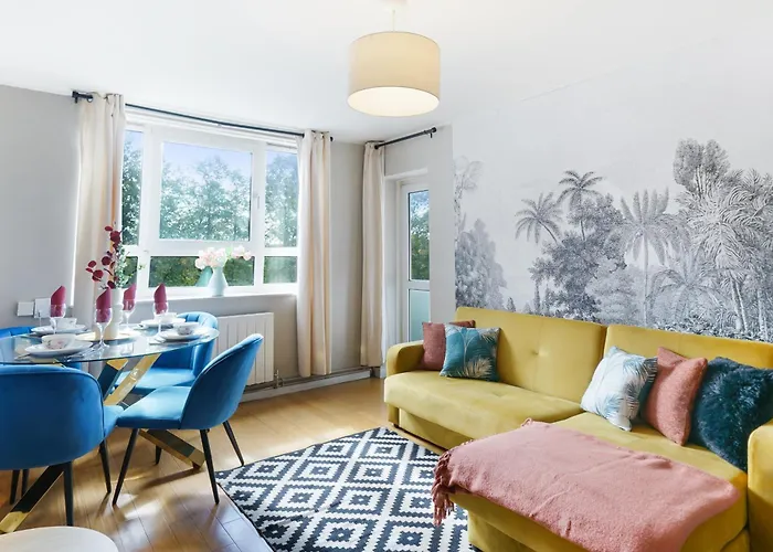 Designer 2 Bedroom Flat In London-Balcony-Sleeps 6