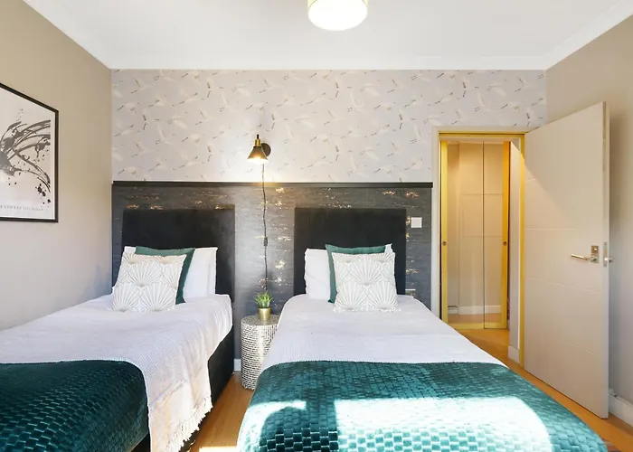 Lovely 2 Bedroom Flat In London-Balcony - Sleeps 6