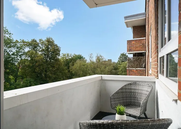 Lovely 2 Bedroom Flat In London-Balcony - Sleeps 6