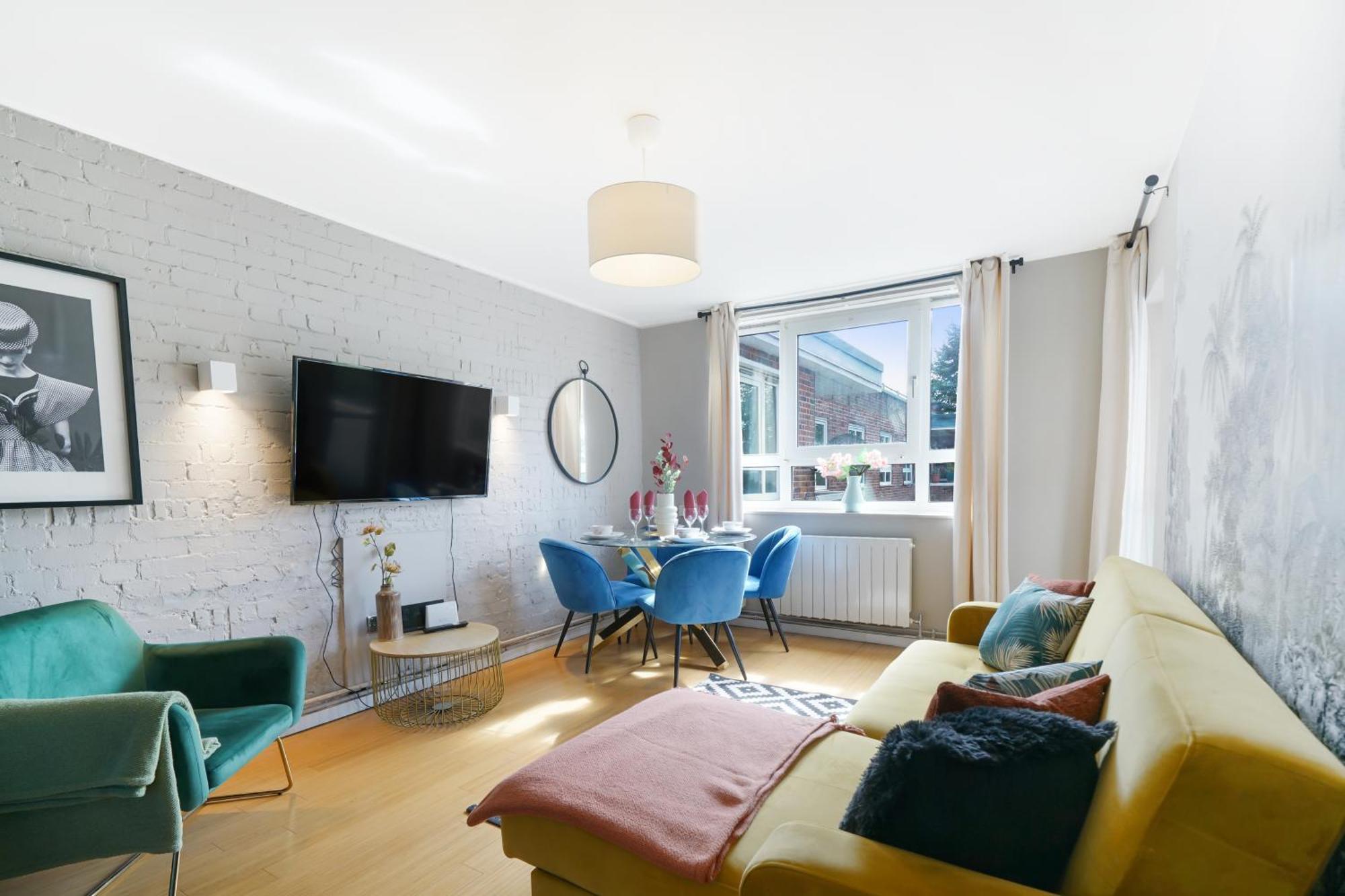 Designer 2 Bedroom Flat In London-balcony-sleeps 6 Londra
