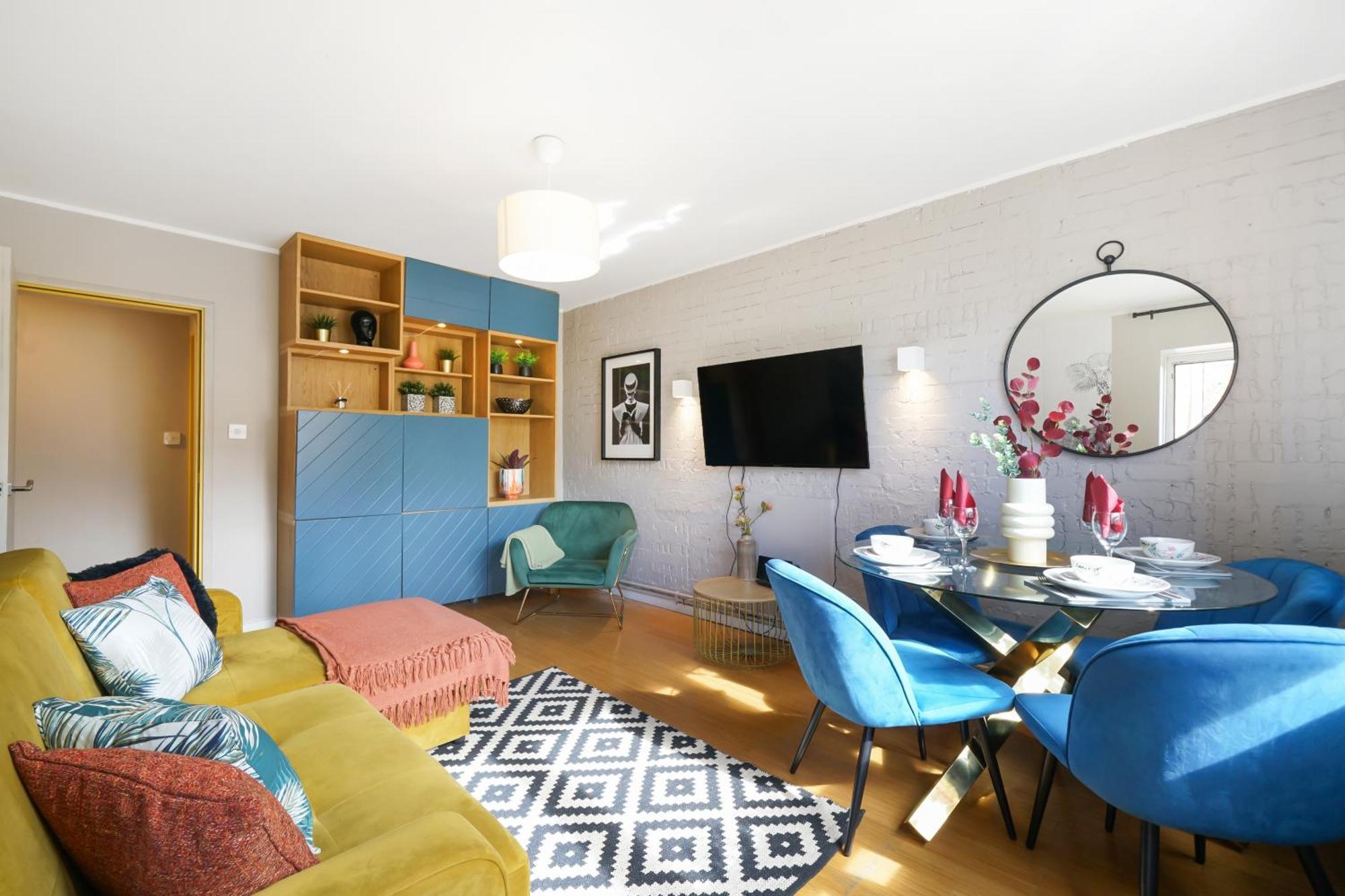 Designer 2 Bedroom Flat In London-balcony-sleeps 6